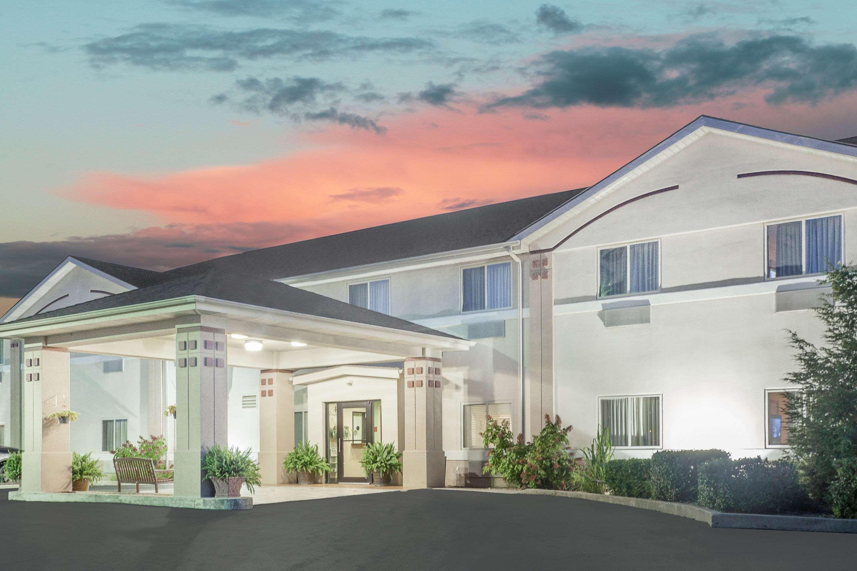 Super 8 By Wyndham Central City Exterior photo